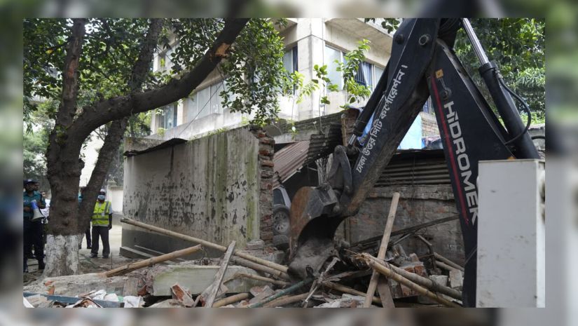 ৬০ ফিট সড়কের যানজট নিরসনে নতুন সংযোগ সড়ক নির্মাণ করছে ডিএনসিসি