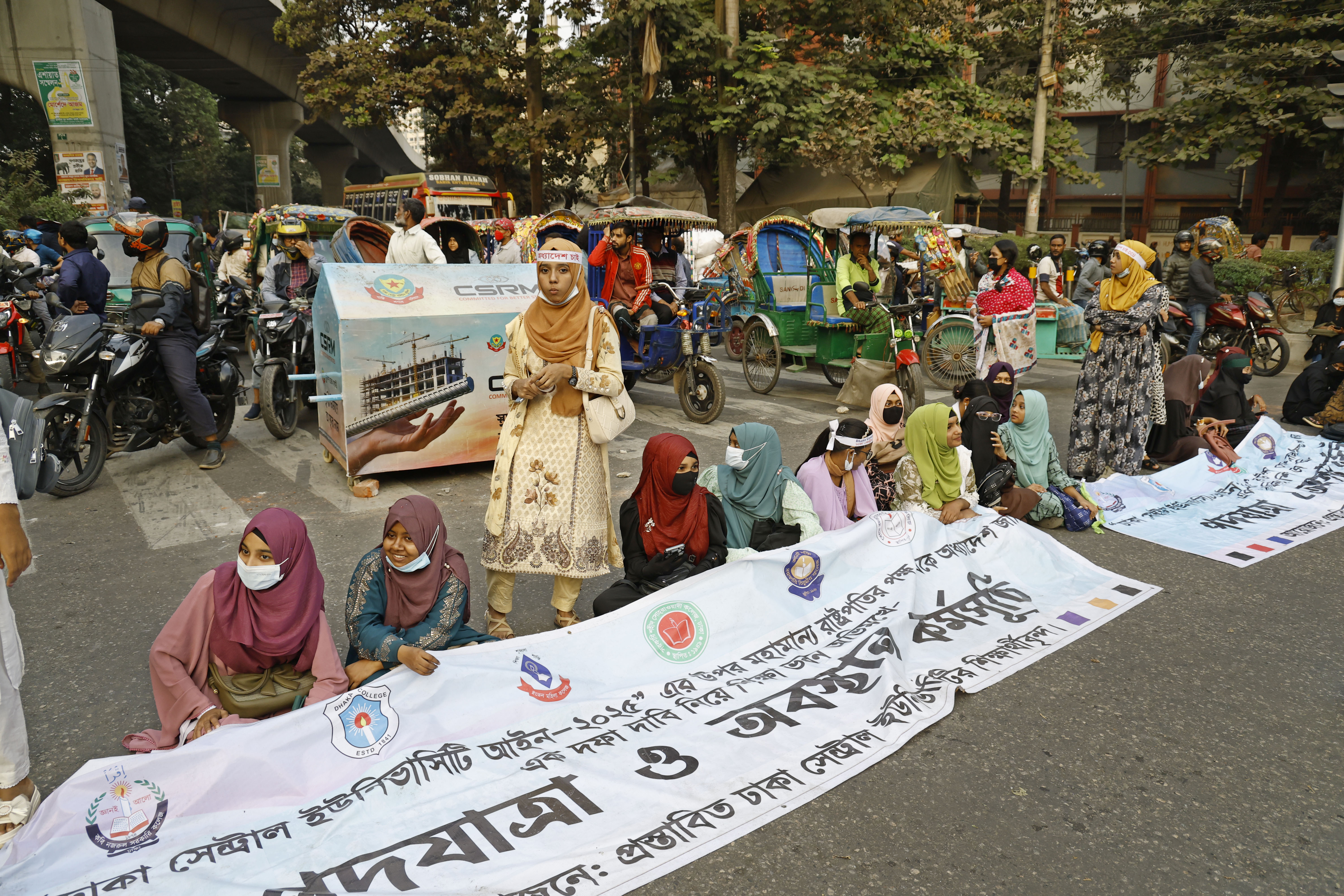প্রস্তাবিত ঢাকা সেন্ট্রাল ইউনিভার্সিটির অধ্যাদেশ জারির দাবিতে শিক্ষা ভবনের সামনে সড়ক অবরোধ করে সাত কলেজ শিক্ষার্থীরা। ছবি: হারুন-অর-রশীদ