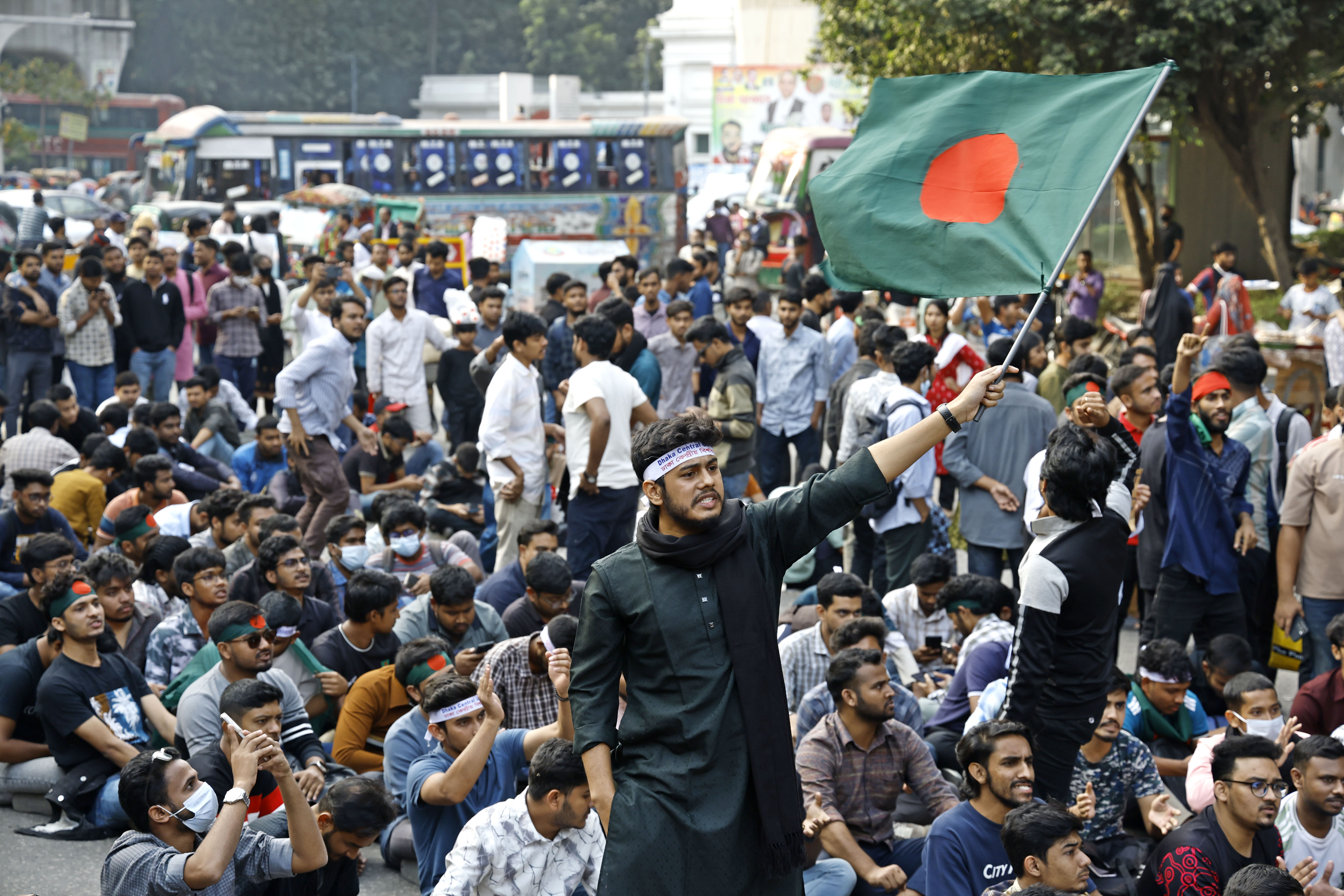 প্রস্তাবিত ঢাকা সেন্ট্রাল ইউনিভার্সিটির অধ্যাদেশ জারির দাবিতে শিক্ষা ভবনের সামনে সড়ক অবরোধ করে সাত কলেজ শিক্ষার্থীরা। ছবি: হারুন-অর-রশীদ