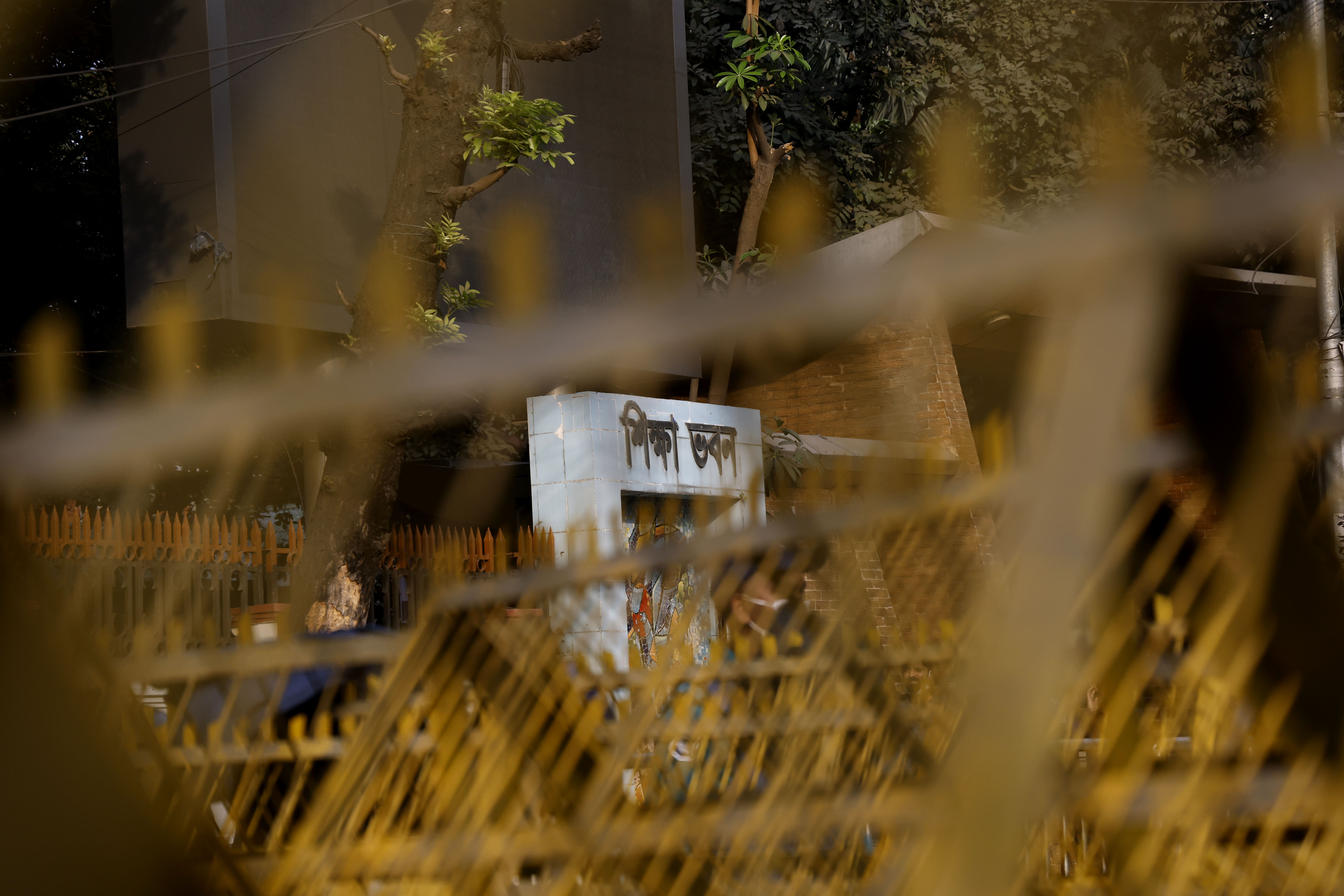 প্রস্তাবিত ঢাকা সেন্ট্রাল ইউনিভার্সিটির অধ্যাদেশ জারির দাবিতে শিক্ষার্থীরা রাস্তা অবরোধ করলে শিক্ষাভবনের সামনে বেরিকেড দেয় পুলিশ। ছবি: হারুন-অর-রশীদ