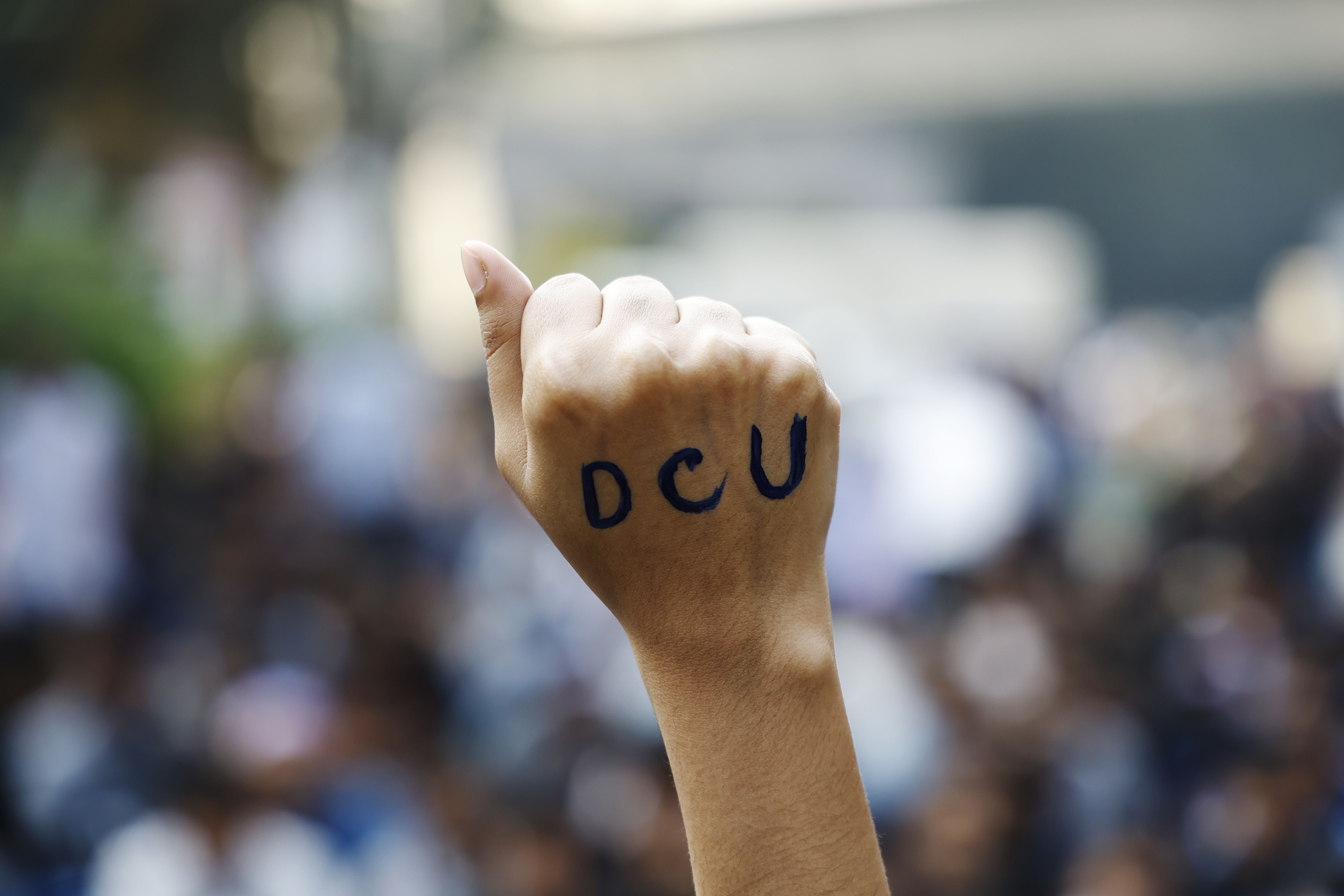 প্রস্তাবিত ঢাকা সেন্ট্রাল ইউনিভার্সিটির অধ্যাদেশ জারির দাবিতে শিক্ষা ভবনের সামনে সড়ক অবরোধ করে সাত কলেজ শিক্ষার্থীরা। ছবি: হারুন-অর-রশীদ