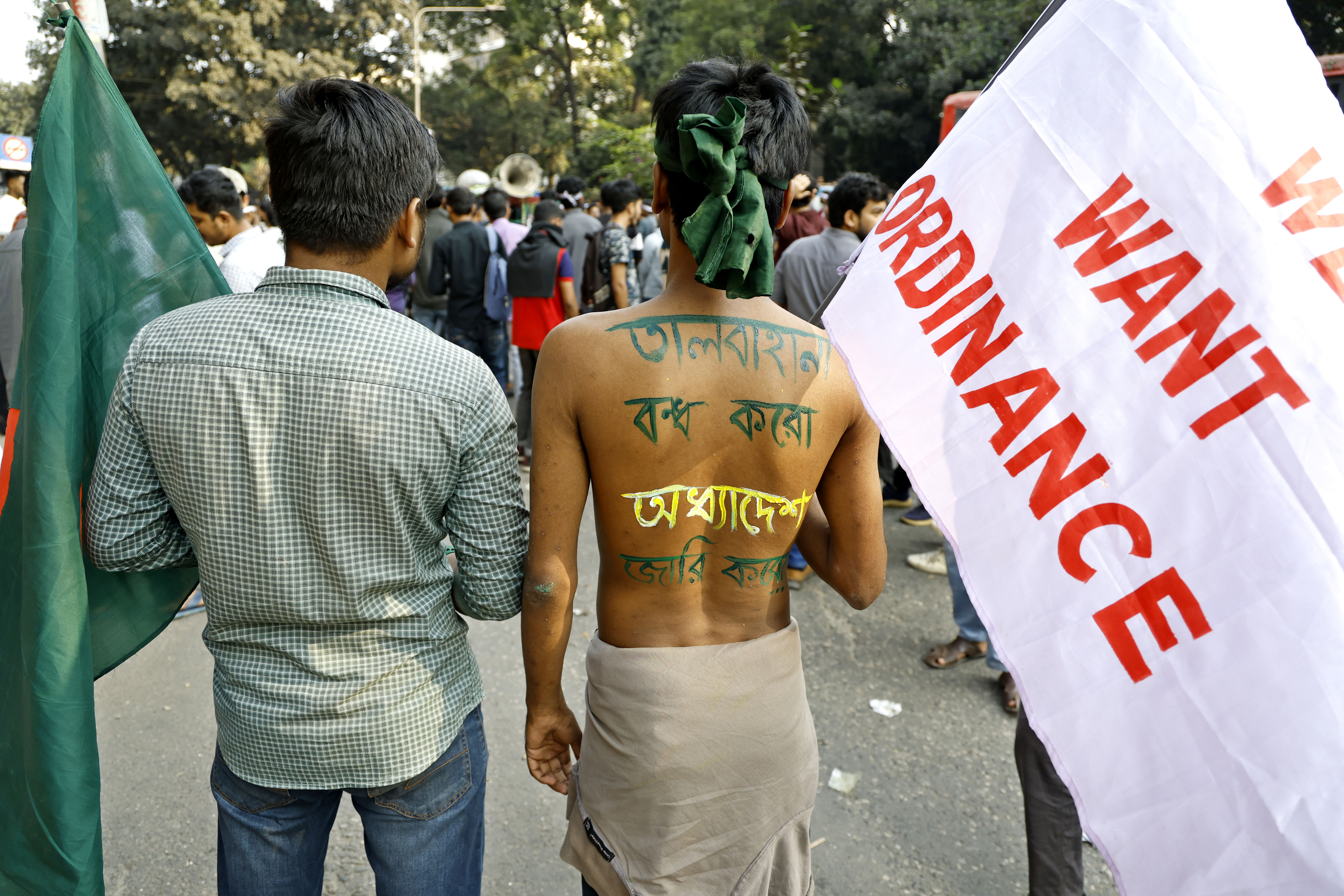 প্রস্তাবিত ঢাকা সেন্ট্রাল ইউনিভার্সিটির অধ্যাদেশ জারির দাবিতে শিক্ষা ভবনের সামনে সড়ক অবরোধ করে সাত কলেজ শিক্ষার্থীরা। ছবি: হারুন-অর-রশীদ