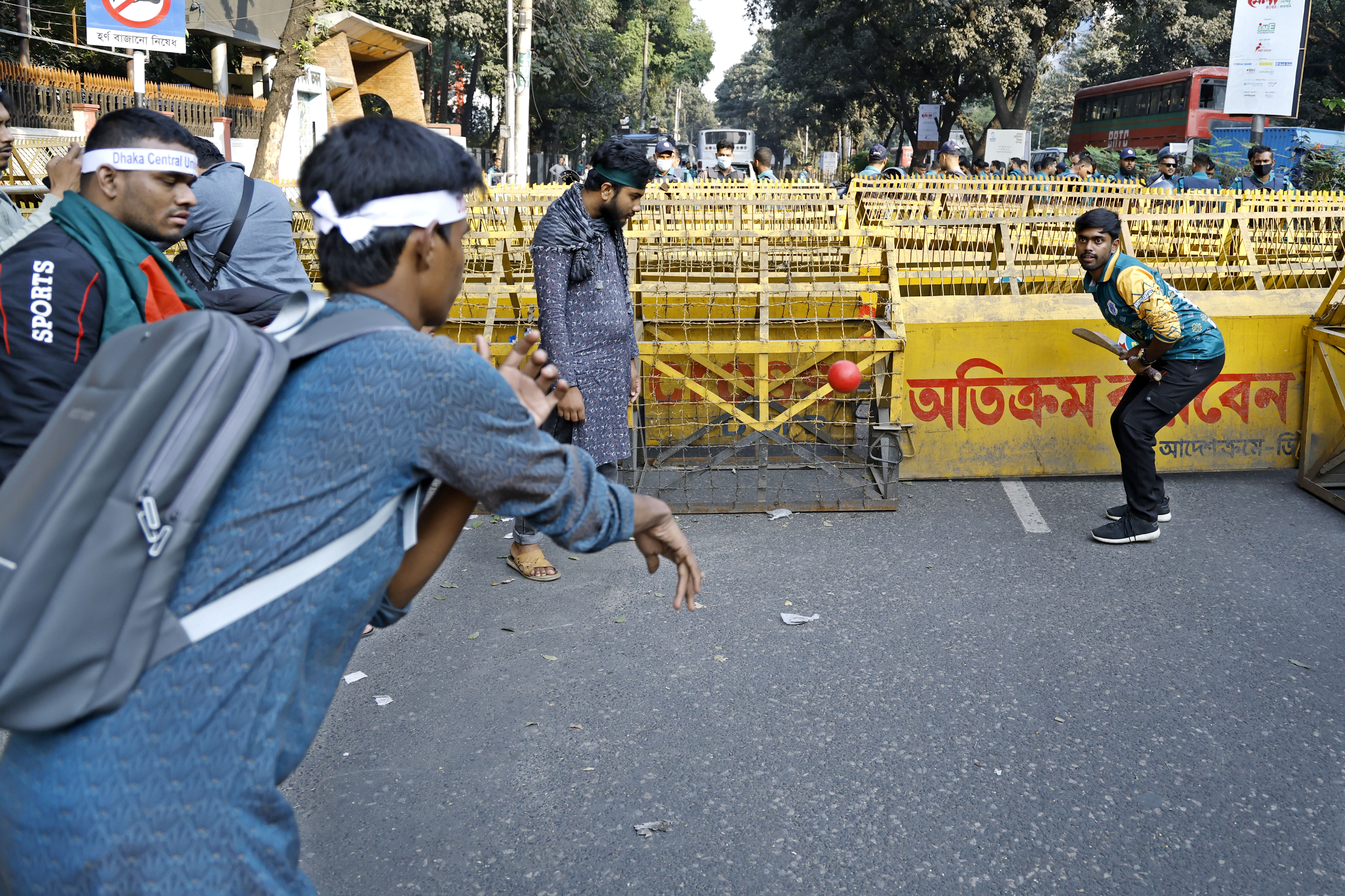 অবরোধের সময় অনেক শিক্ষার্থীকে ক্রিকেট খেলে সময় পার করতে দেখা যায়। ছবি: হারুন-অর-রশীদ