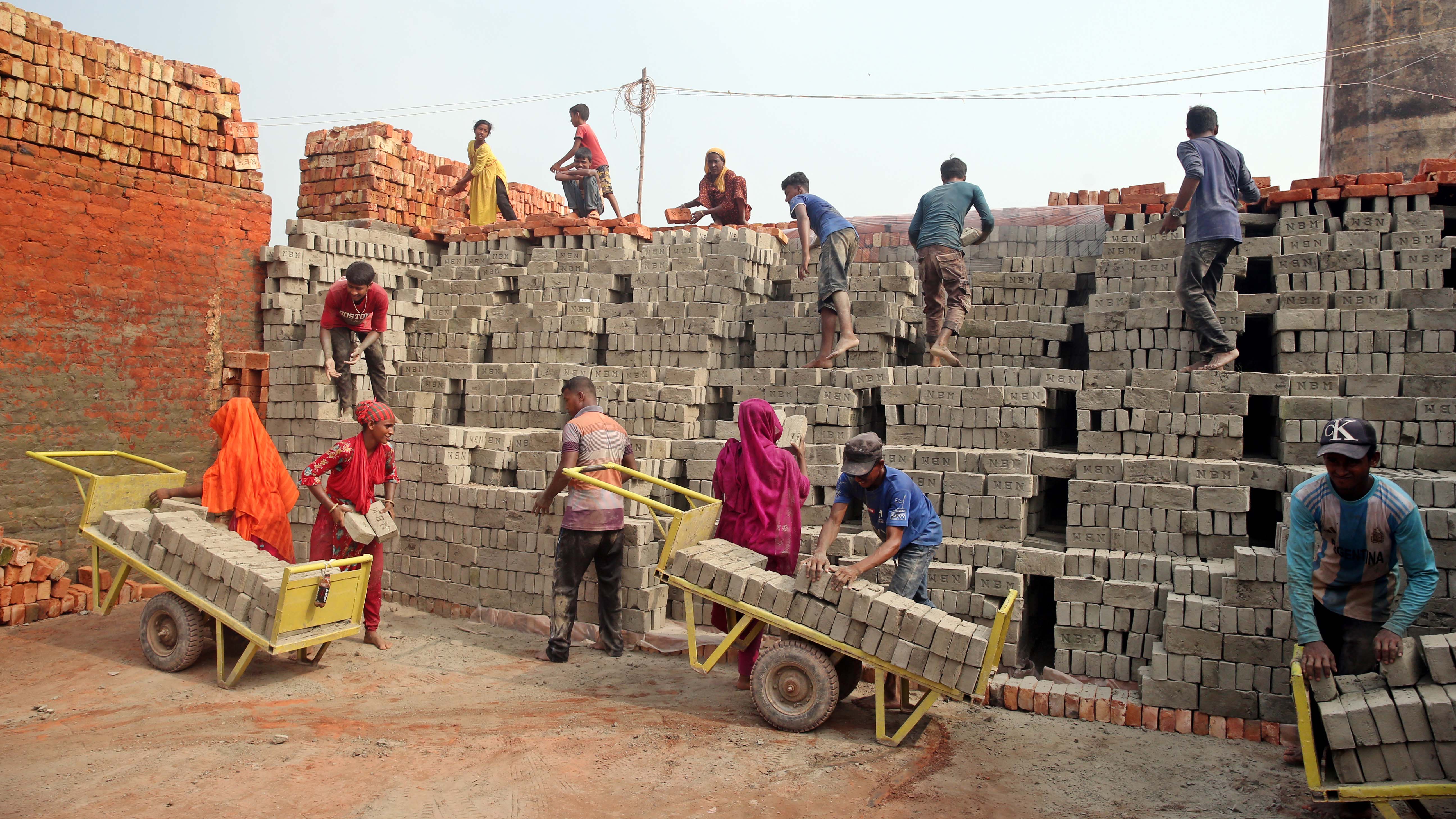 রক্ত, ঘাম আর স্বপ্ন: ইটভাটার কঠিন বাস্তবতা