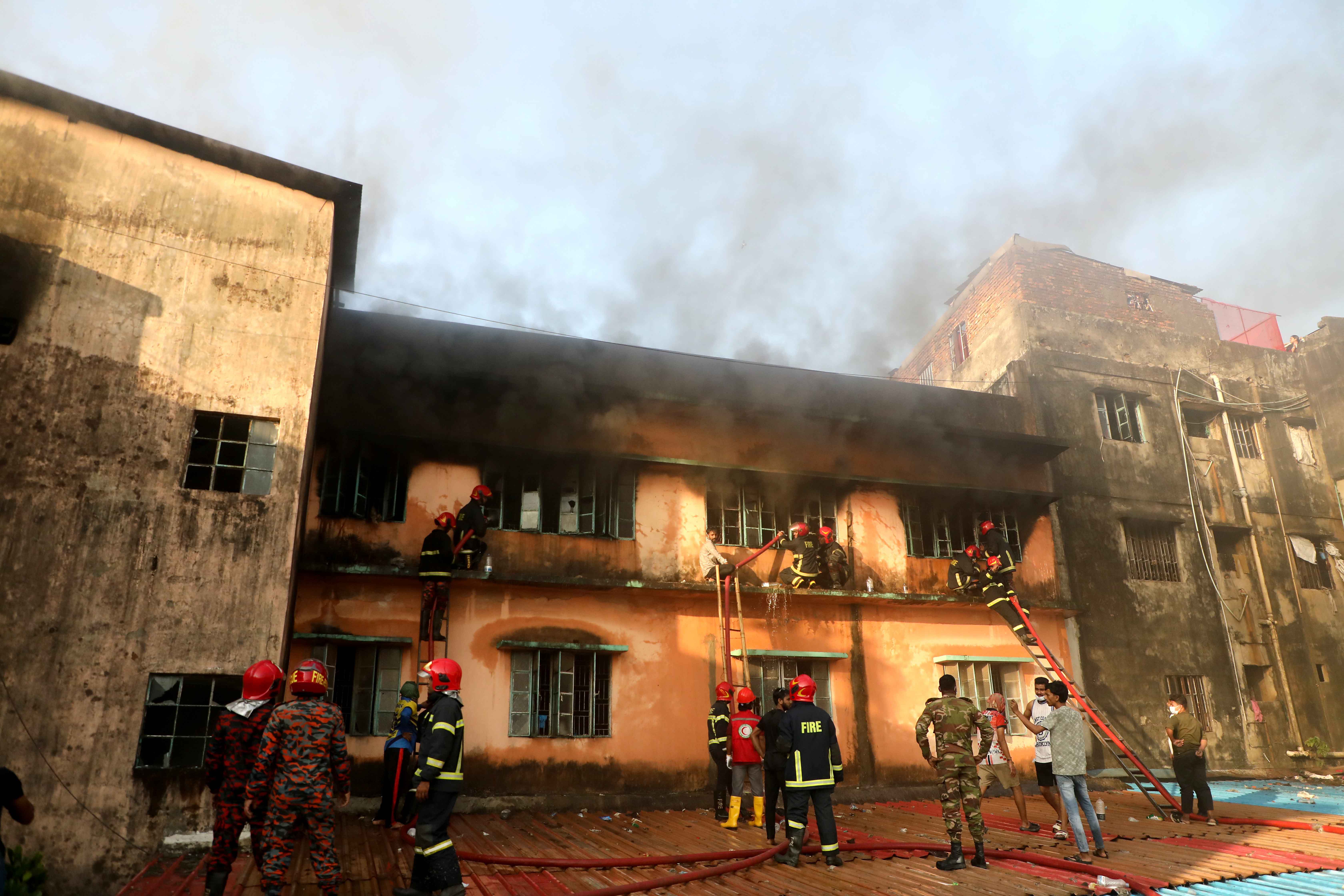 চট্টগ্রামে কম্বলের গোডাউনে আগুন