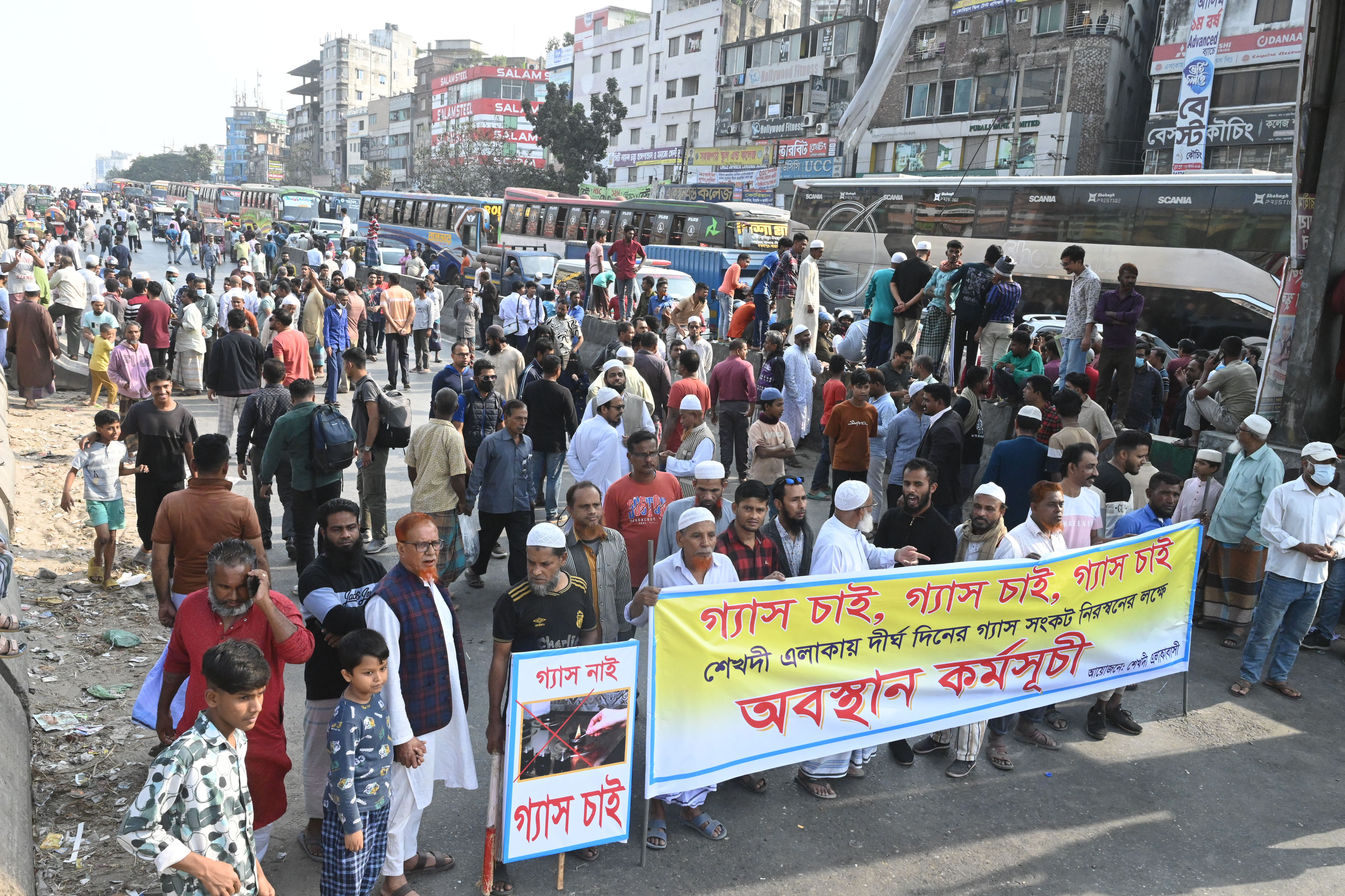 গ্যাসের দাবিতে মহাসড়ক অবরোধ