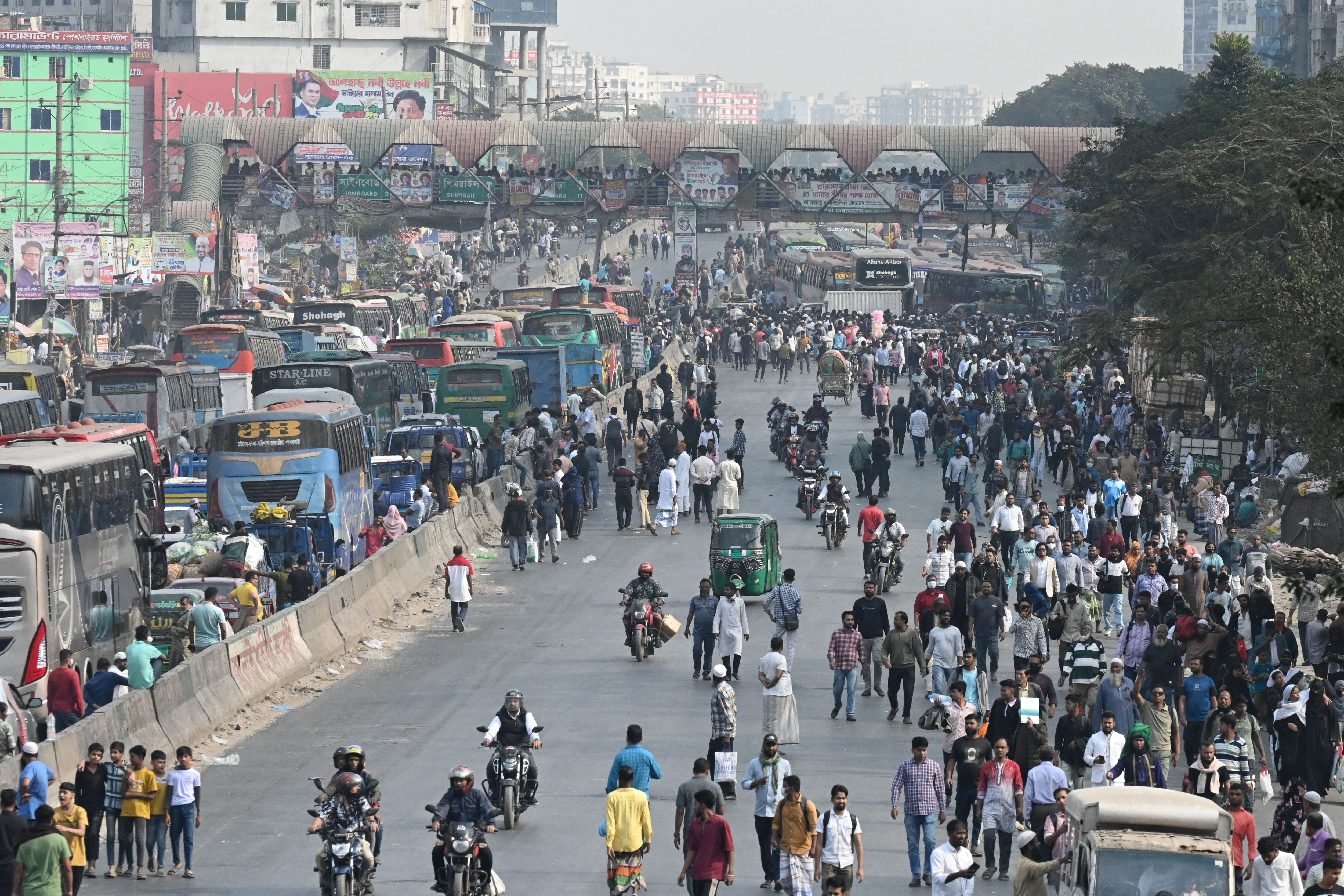 গ্যাসের দাবিতে মহাসড়ক অবরোধ