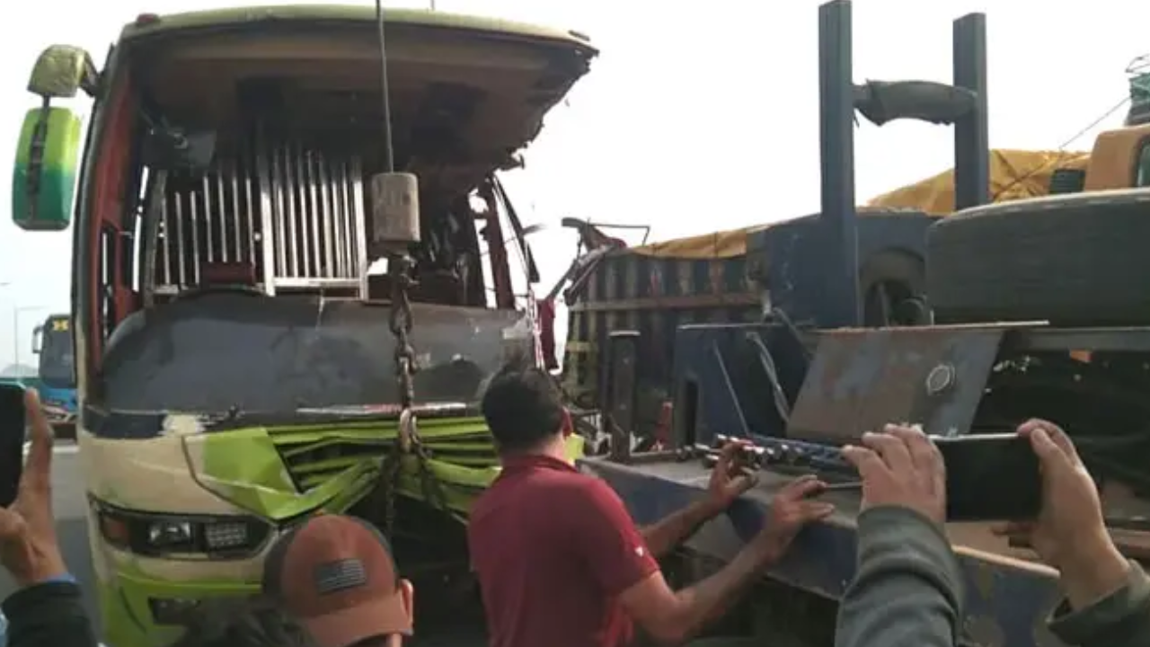 ঢাকা-ভাঙ্গা এক্সপ্রেসওয়েতে বাস-ট্রাক সংঘর্ষে নিহত তিন