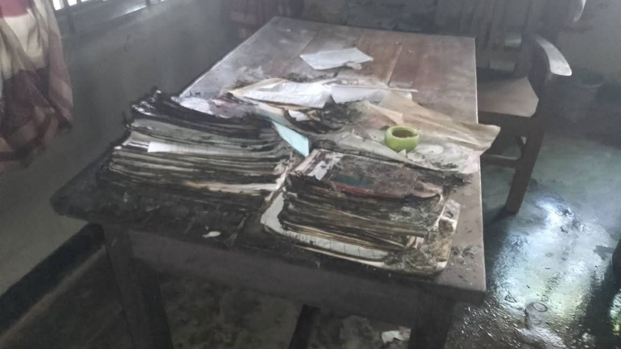 গভীর রাতে গ্রামীণ ব্যাংকে পেট্রোল ঢেলে আগুন