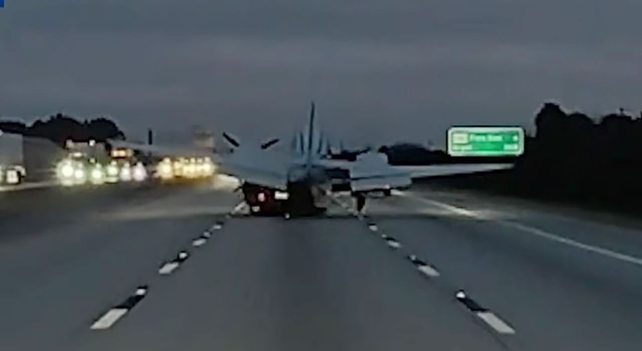 চলন্ত গাড়ির ওপর আছড়ে পড়লো বিমান