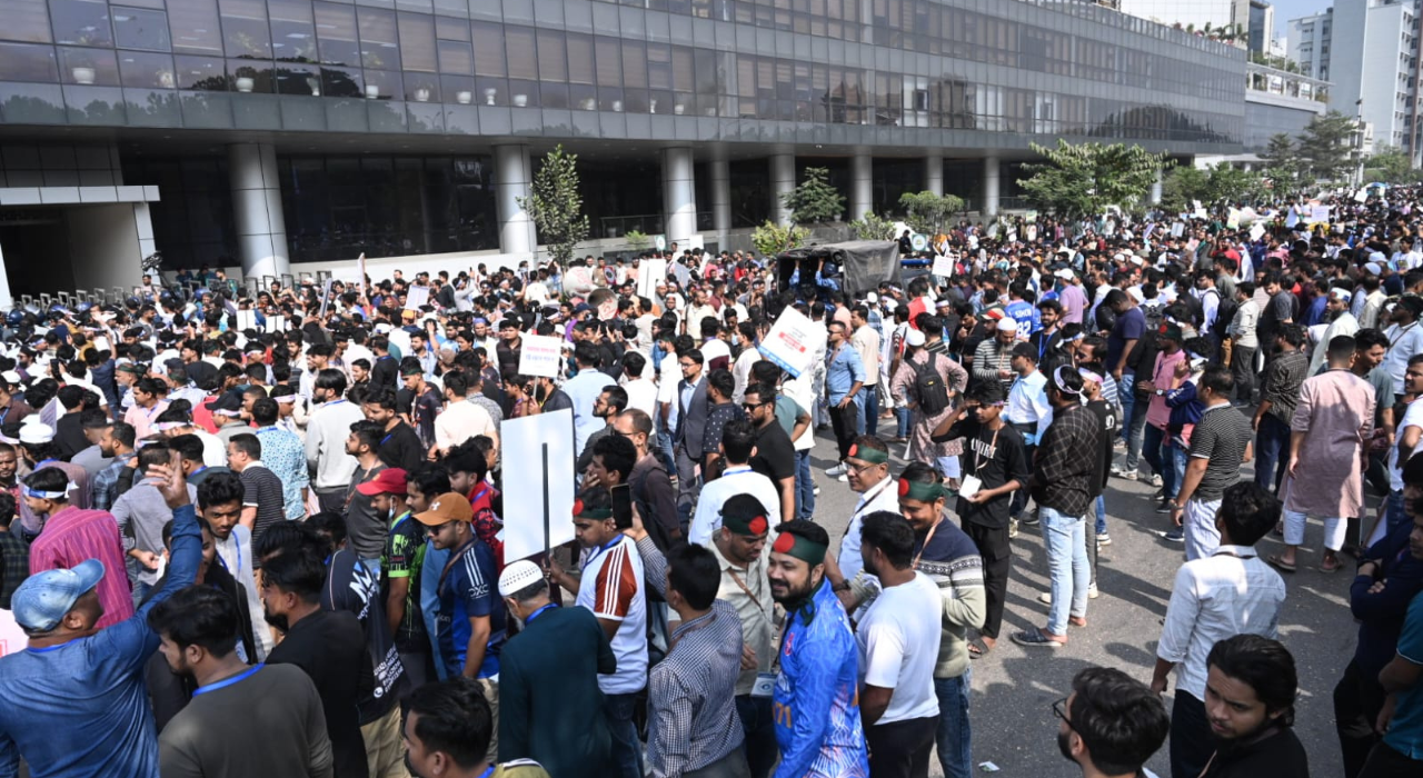 বিটিআরসির সামনে সড়ক অবরোধ করলেন মোবাইল ফোন ব্যবসায়ীরা