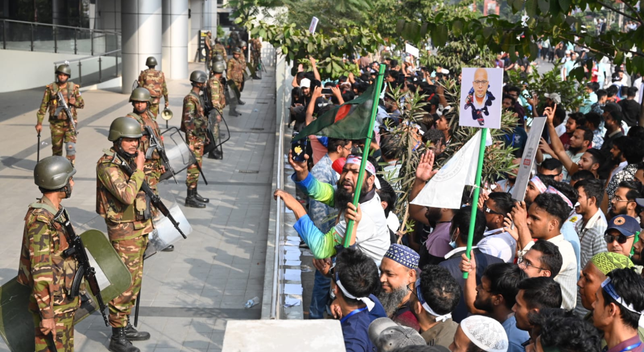 বিটিআরসির সামনে সেনা মোতায়েন