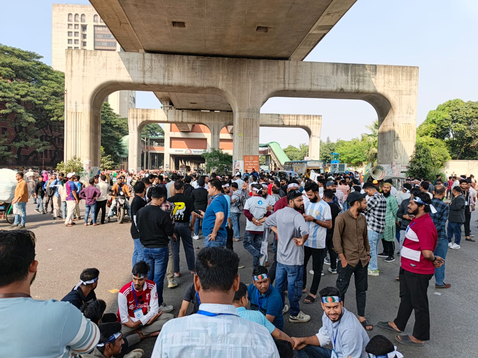 বিটিআরসির সামনে সড়ক অবরোধ করলেন মোবাইল ফোন ব্যবসায়ীরা