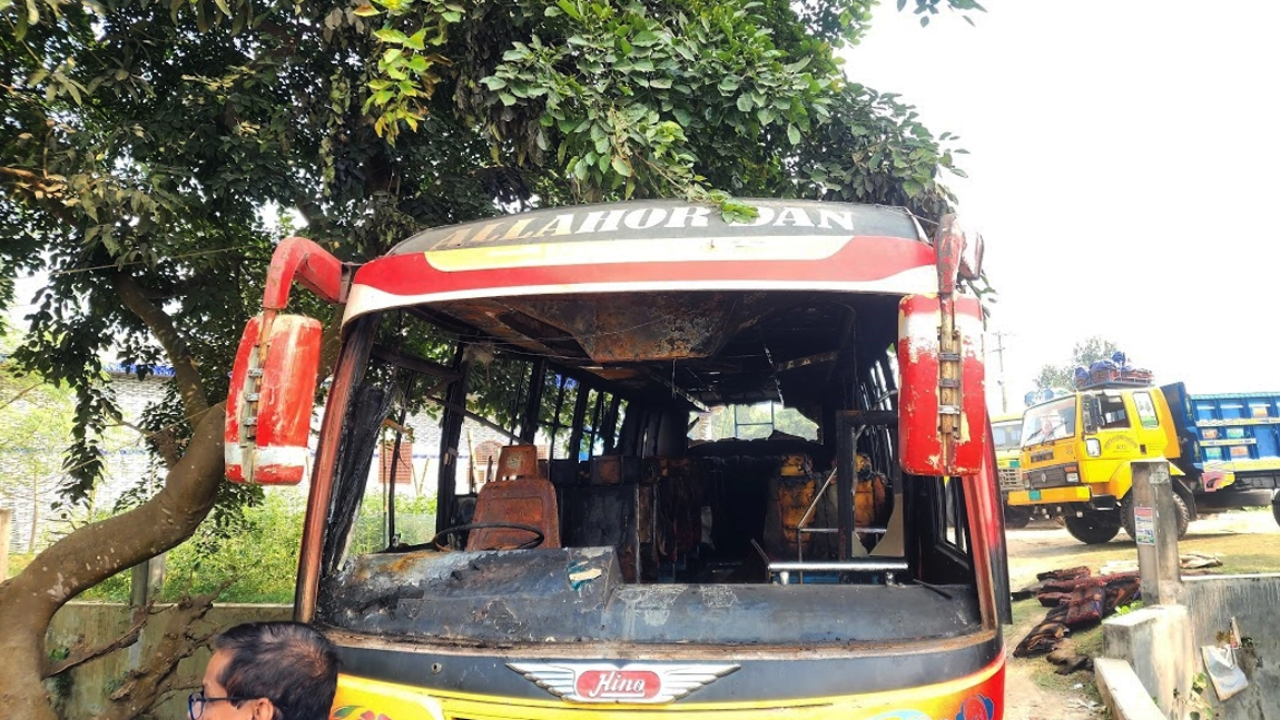 আক্কেলপুরে টার্মিনালে পার্কিং করা বাসে আগুন