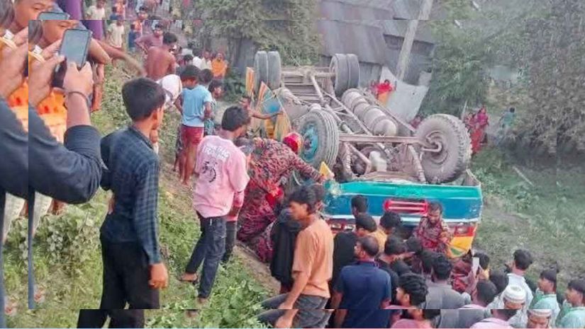 মাজার থেকে ফেরার পথে বাস উল্টে খাদে