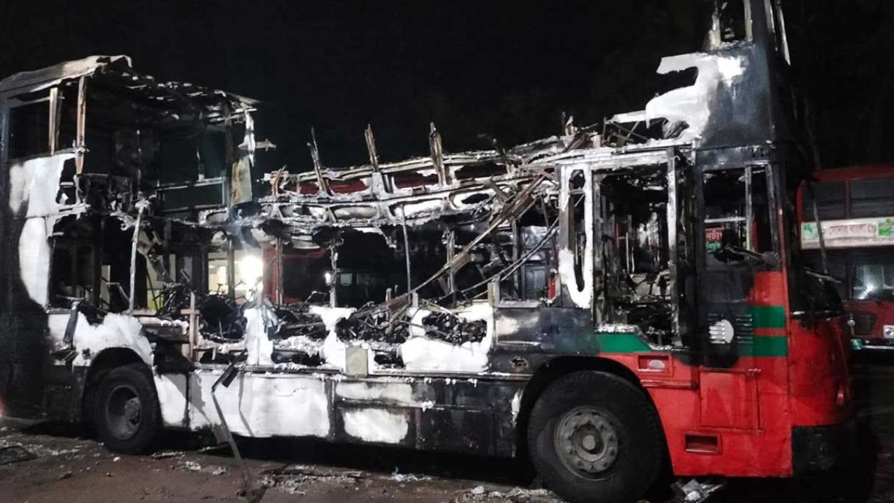 নোয়াখালীতে বিআরটিসির দুই বাস পুড়ে ছাই