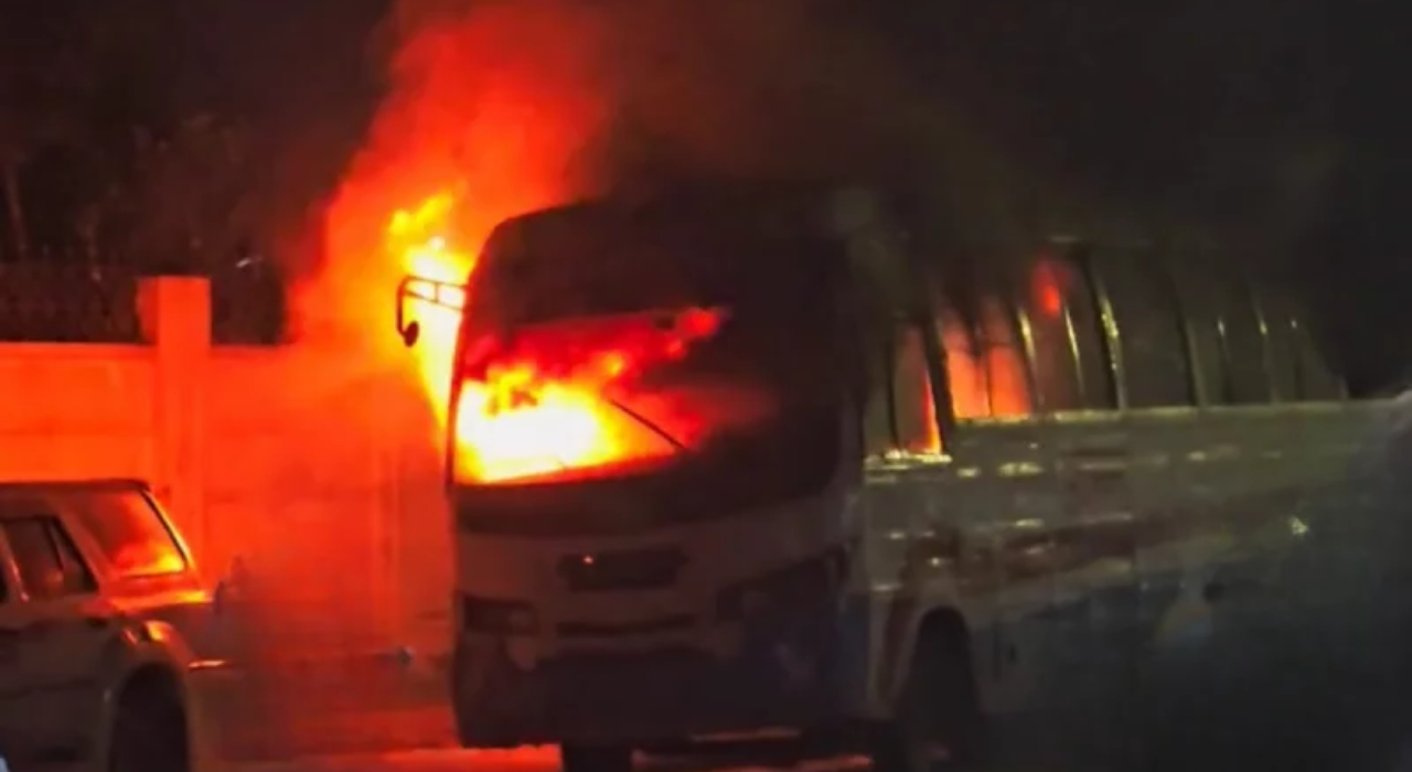 খিলক্ষেতে পুলিশের জব্দ করা বাসে আগুন