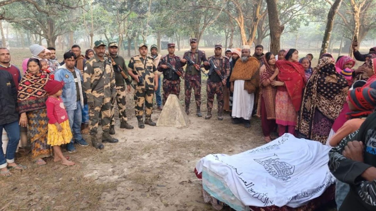 সীমান্তে মায়ের মরদেহ দেখলেন মেয়ে