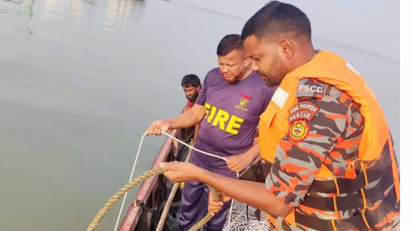 মেঘনায় সিমেন্টবাহী ট্রলার ডুবে দুই যুবক নিখোঁজ