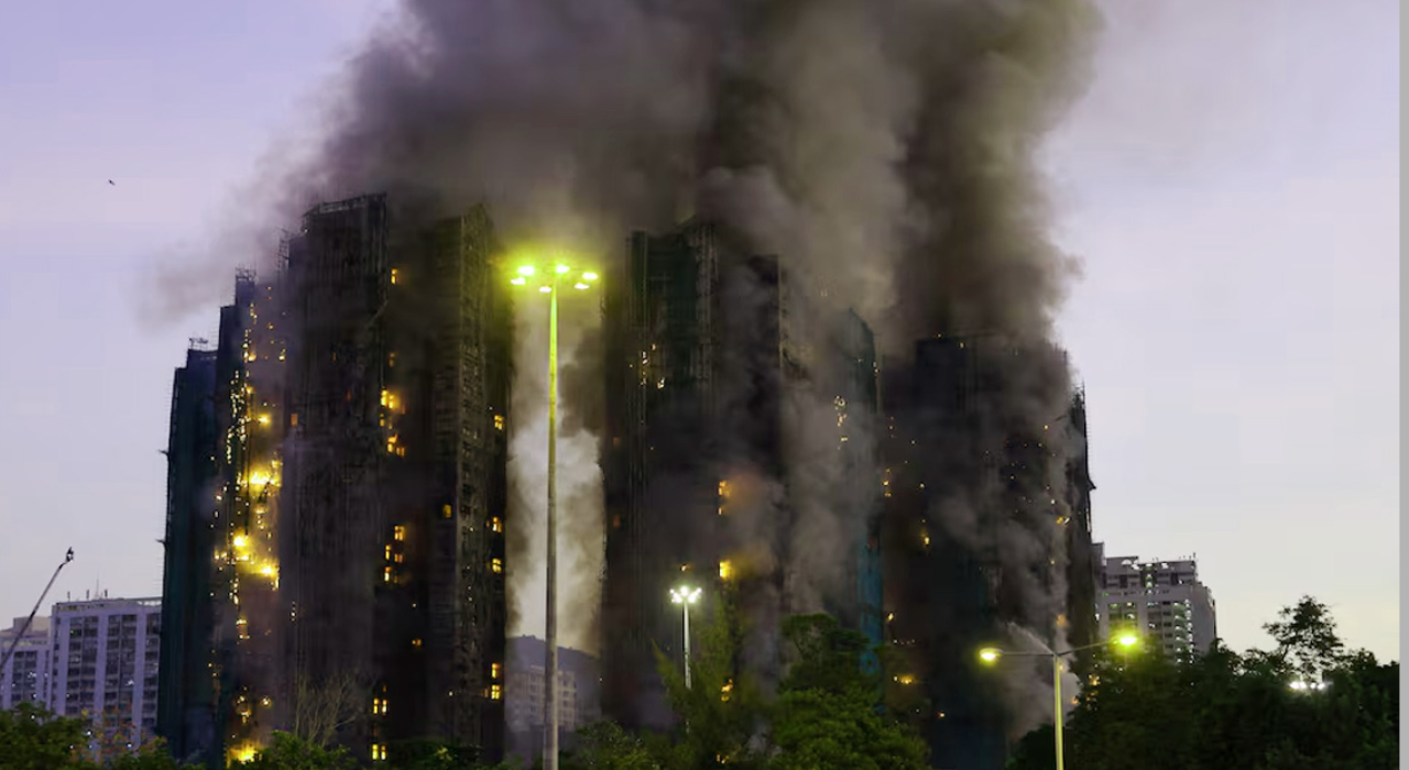 হংকংয়ে বহুতল ভবনে ভয়াবহ আগুনে নিহত বেড়ে ১৩