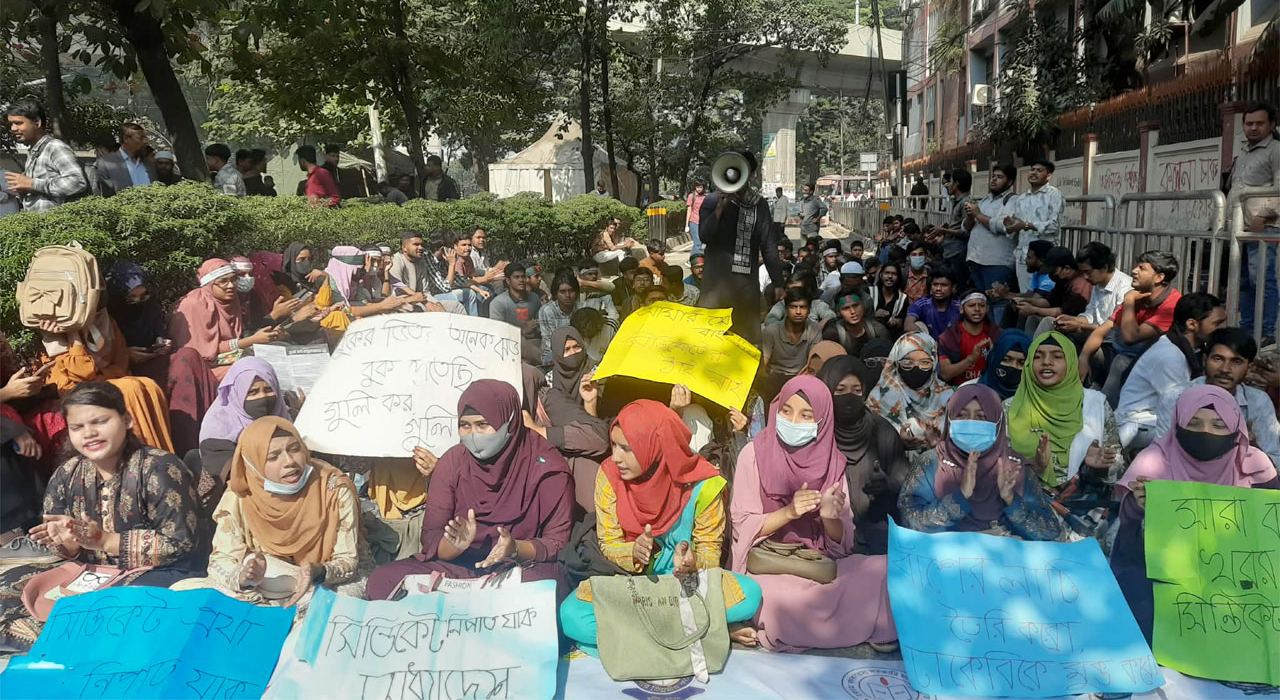 দাবিতে অনড় ৭ কলেজ শিক্ষার্থীরা