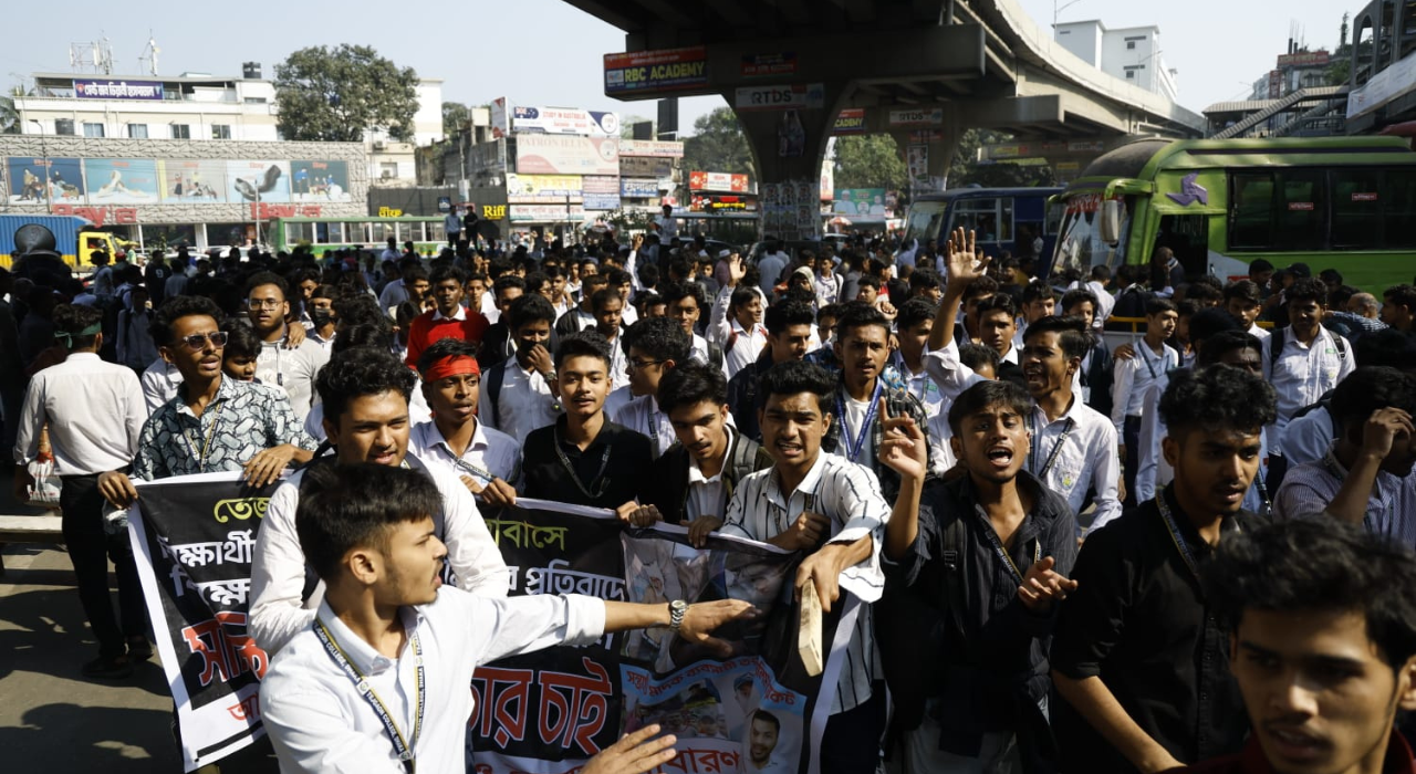ছাত্রহত্যার বিচার দাবিতে ফার্মগেটে অবরোধ