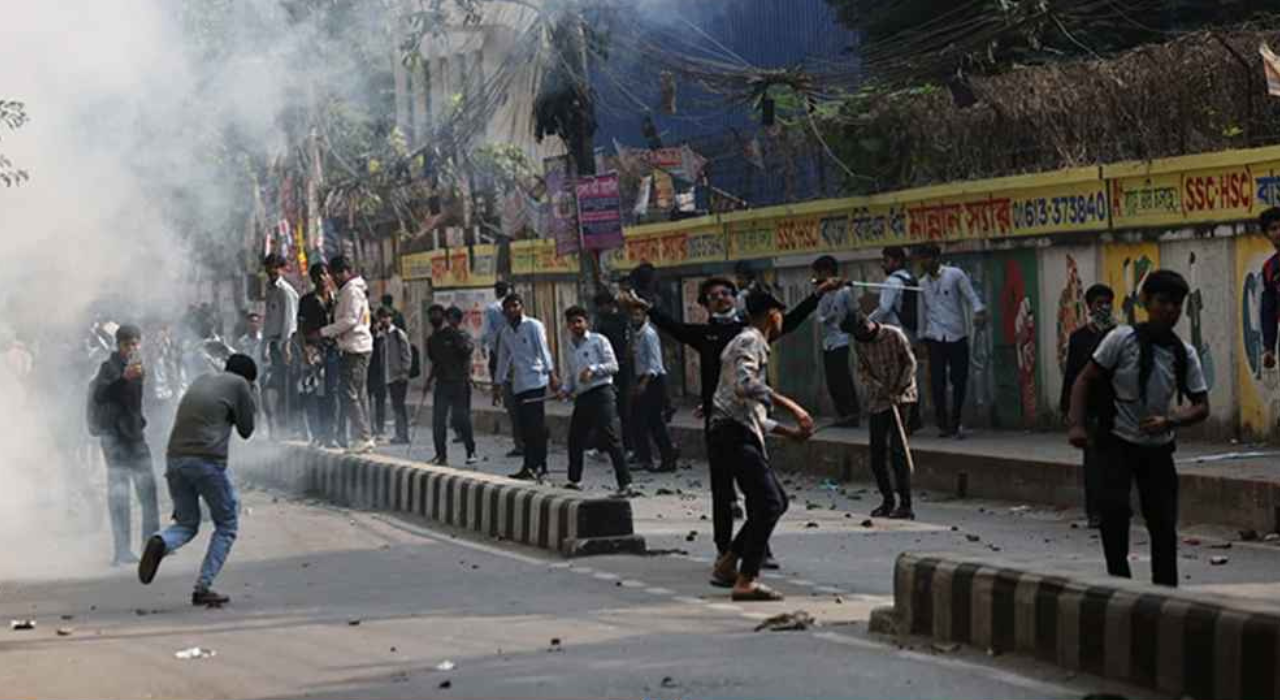 ‘শান্তিচুক্তি’ ভেঙে ঢাকা কলেজ ও আইডিয়ালের শিক্ষার্থীদের সংঘর্ষ
