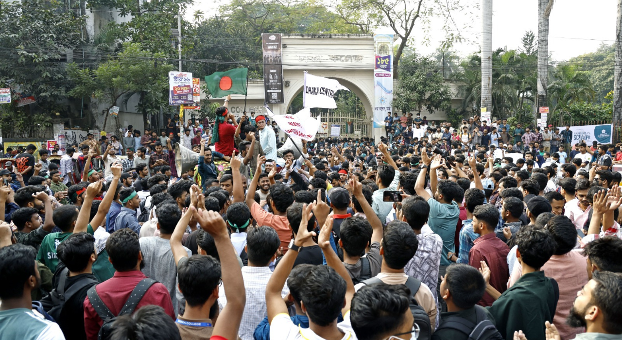 এবার ঢাকা কলেজের সামনে সড়ক অবরোধ