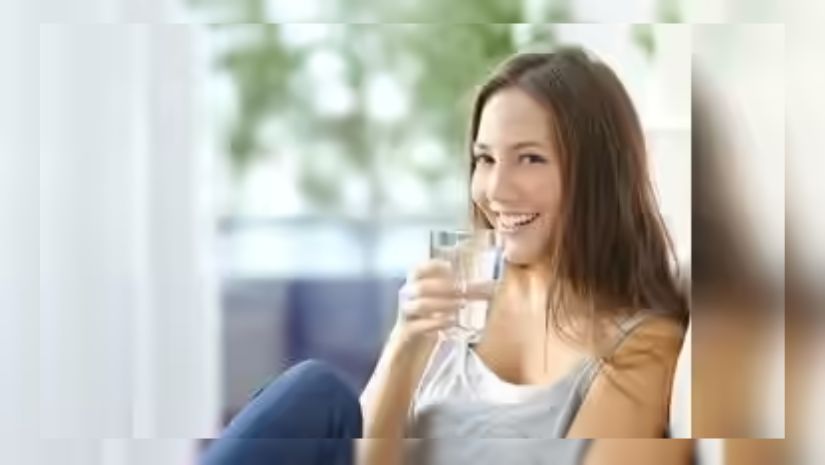 সকালে খালি পেটে পানি খাওয়ার উপকারিতা