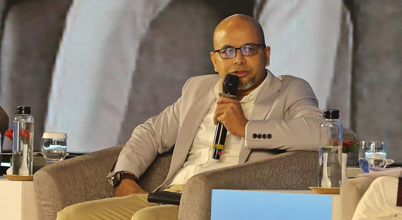 অবৈধ ফোন নিষ্ক্রিয়ে কঠোর অবস্থান: ছাড় নেই, সতর্ক করলেন প্রধান উপদেষ্টার বিশেষ সহকারী