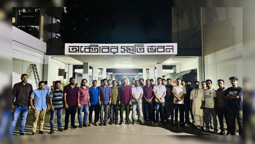 ঢাবিতে ৪০তম শোক দিবসে জগন্নাথ হলে মোমবাতি প্রজ্জ্বলন ও নীরবতা পালন