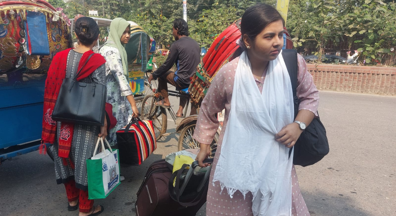 বন্ধ ক্যাম্পাস, হল ছাড়ছেন ঢাবি শিক্ষার্থীরা