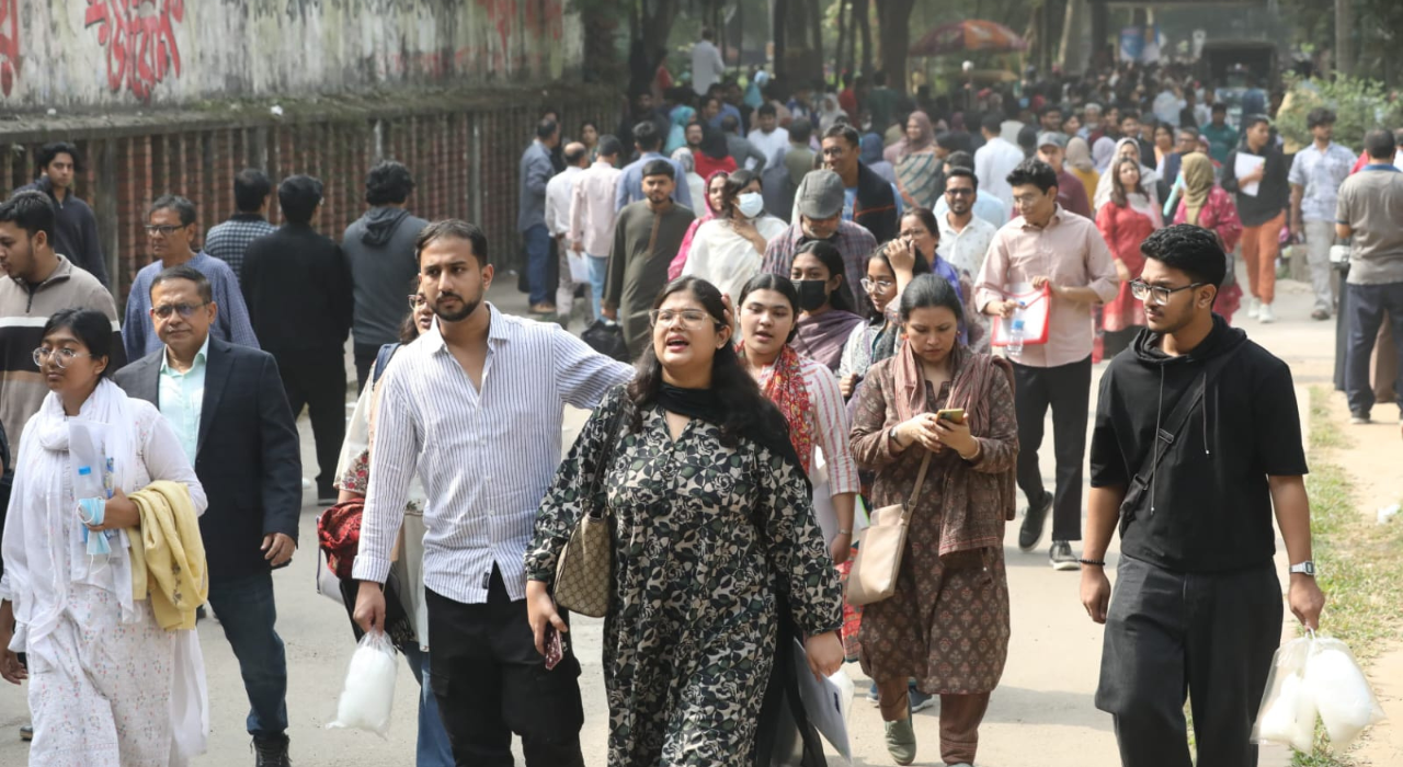 ঢাবির আইবিএ ভর্তি পরীক্ষা শেষে বের হয়ে আসছেন পরীক্ষার্থীরা