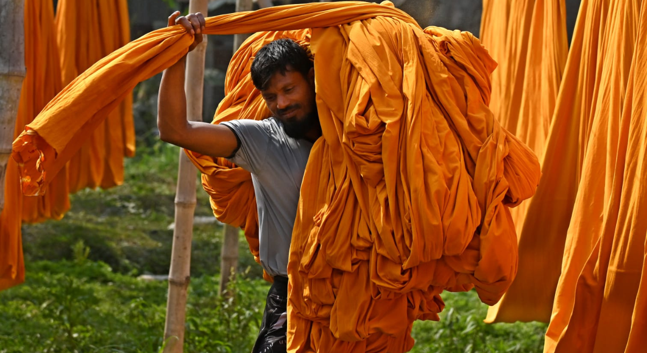 নারায়ণগঞ্জের রং দেওয়া কাপড় ছড়িয়ে পড়ছে দেশব্যাপী