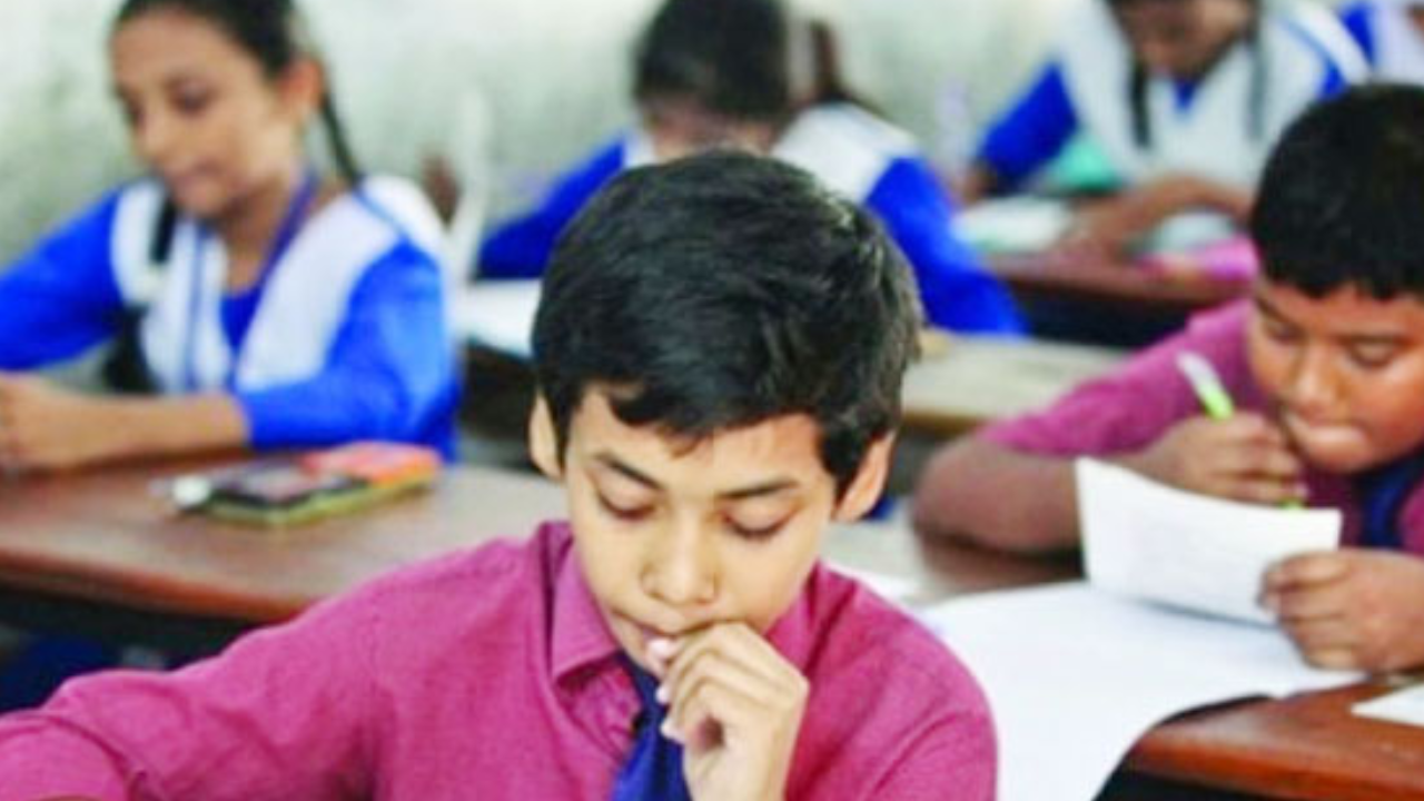 বিদ্যালয়ের তালা ভেঙে শিশুদের পরীক্ষা নিলেন ইউএনও