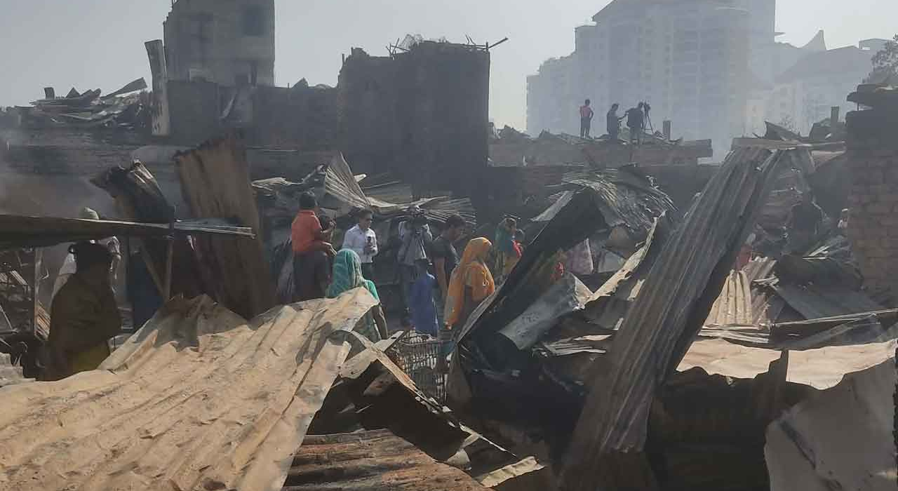 দেড় হাজার ঘরবাড়ি পুড়ে ছাই, মানবিক বিপর্যয়ের মুখে বস্তিবাসী