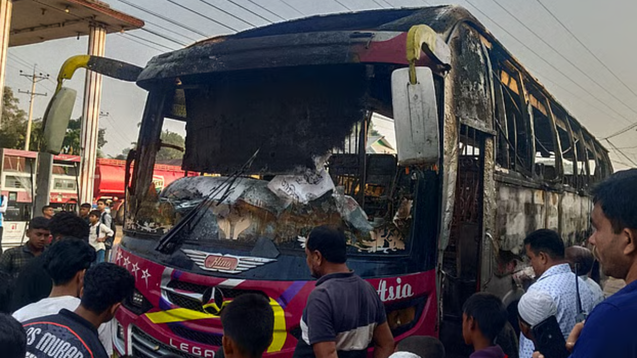 দাঁড়িয়ে থাকা বাসে আগুন, নিহত ১