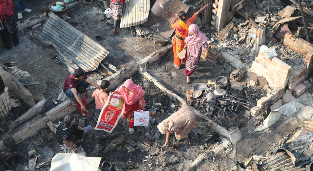 ছবিতে ছবিতে কড়াইল বস্তির আগুনের ক্ষয়ক্ষতি