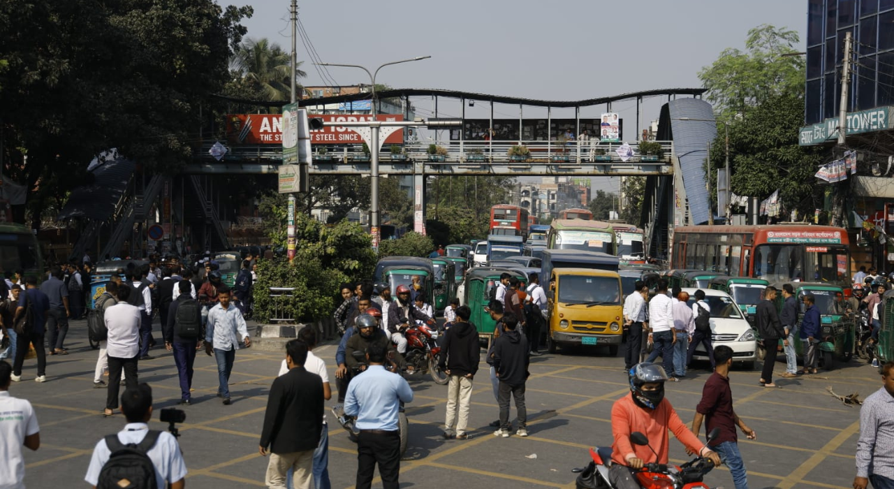 ফার্মগেটে সড়ক ছাড়লেন শিক্ষার্থীরা
