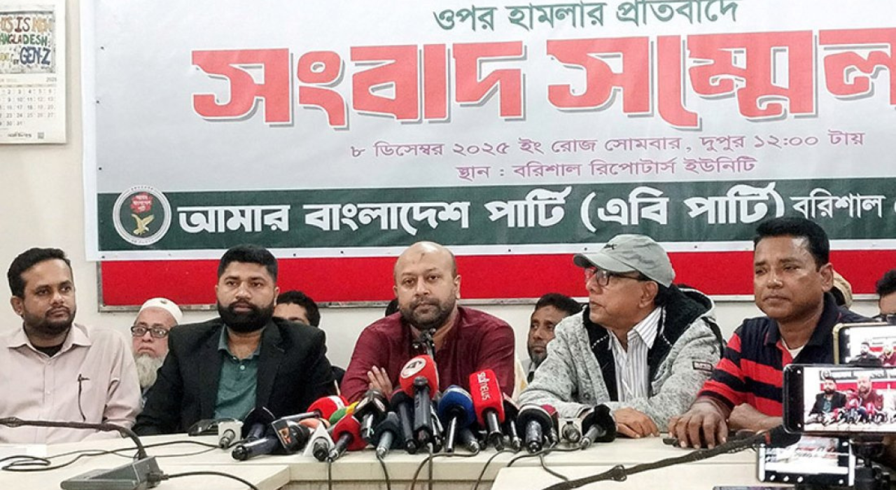 ‘পুলিশের সামনে আমাকে লাঞ্ছিত করেছে, তারা ২-৩ বার বাঁশি বাজিয়েছে’