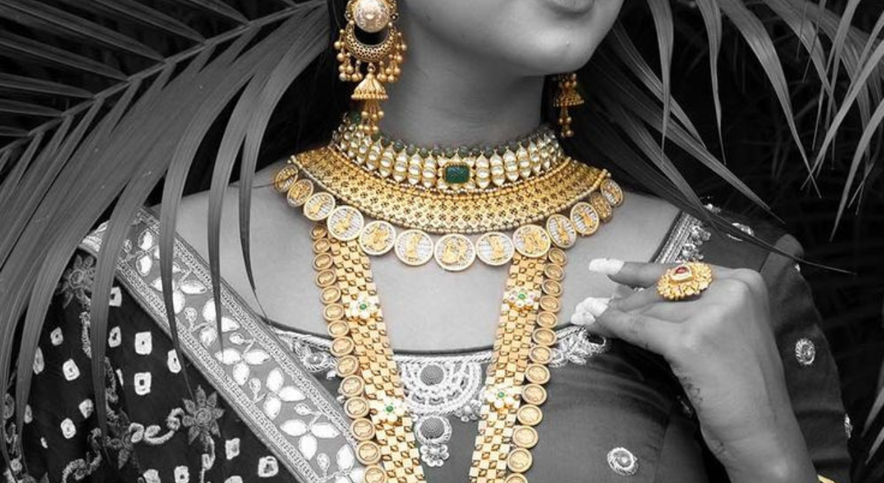 আজ যে দামে বিক্রি হচ্ছে স্বর্ণ