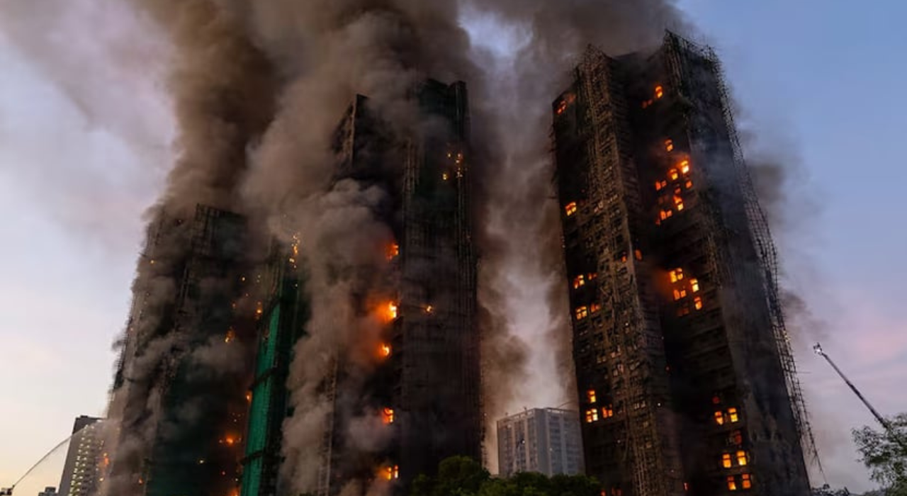 হংকংয়ে বহুতল ভবনে আগুন, নিহত ৪৪