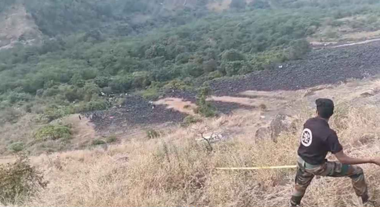 নিয়ন্ত্রণ হারিয়ে গভীর খাদে গাড়ি, ৬ যাত্রীর করুণ পরিণতি