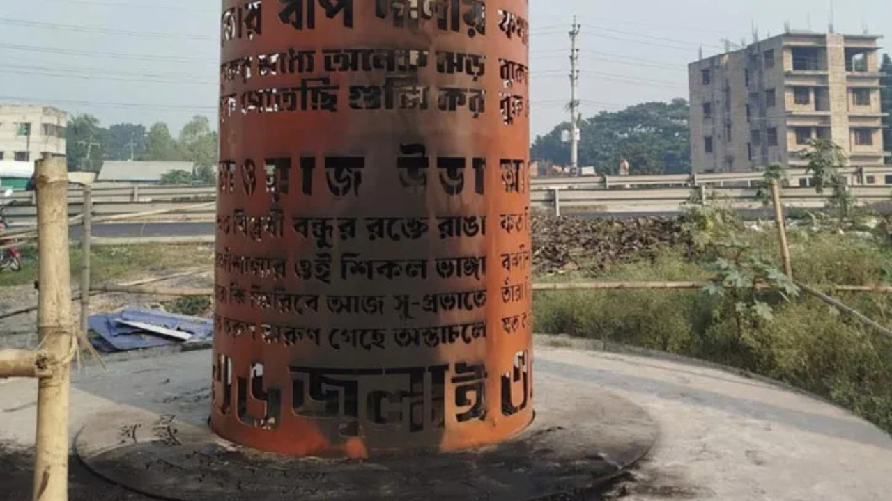 মানিকগঞ্জে জুলাই স্মৃতিস্তম্ভে আগুন