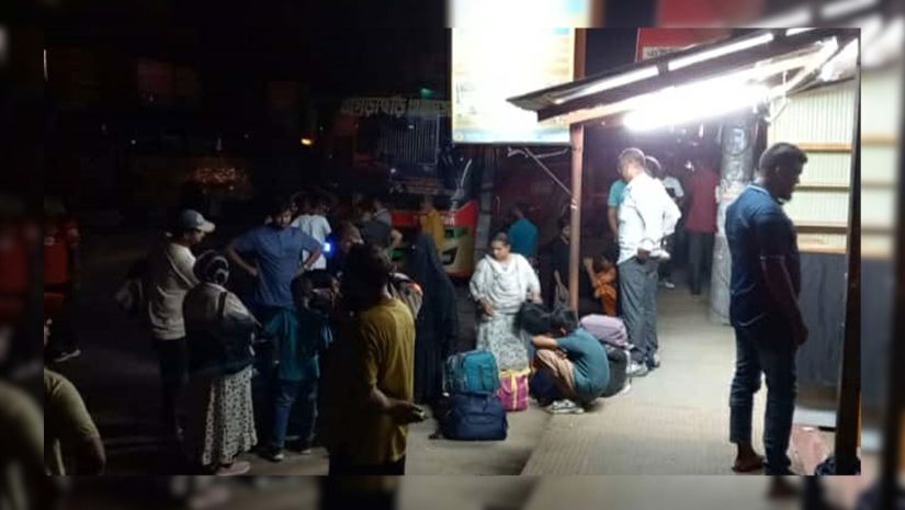 সাজেকে আটকে পড়া পর্যটকদের নিরাপদে পৌঁছে দিলেন সেনাবাহিনী