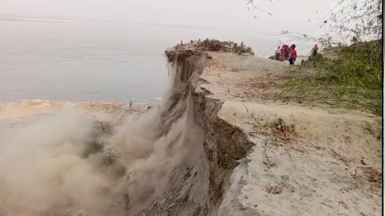 রৌমারীতে ব্রহ্মপুত্রের ভাঙনে দিশেহারা শত শত পরিবার