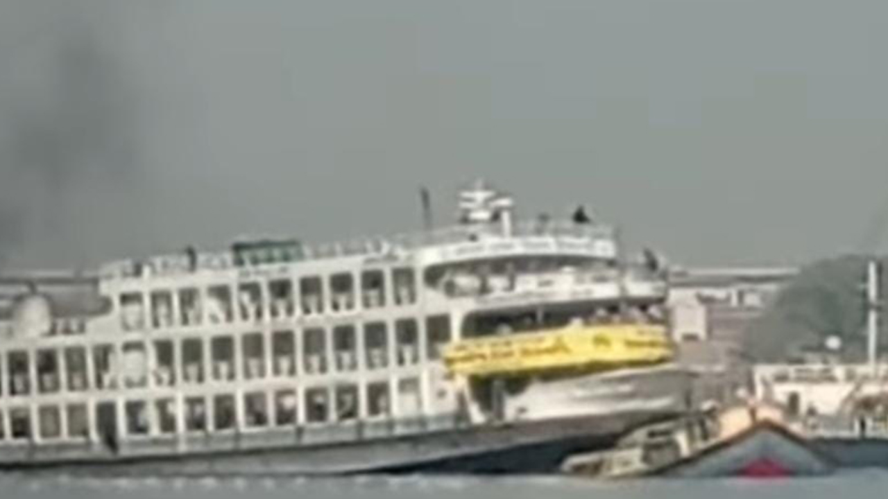 বুড়িগঙ্গায় যাত্রীবাহী লঞ্চের ধাক্কায় বাল্কহেড ডুবি