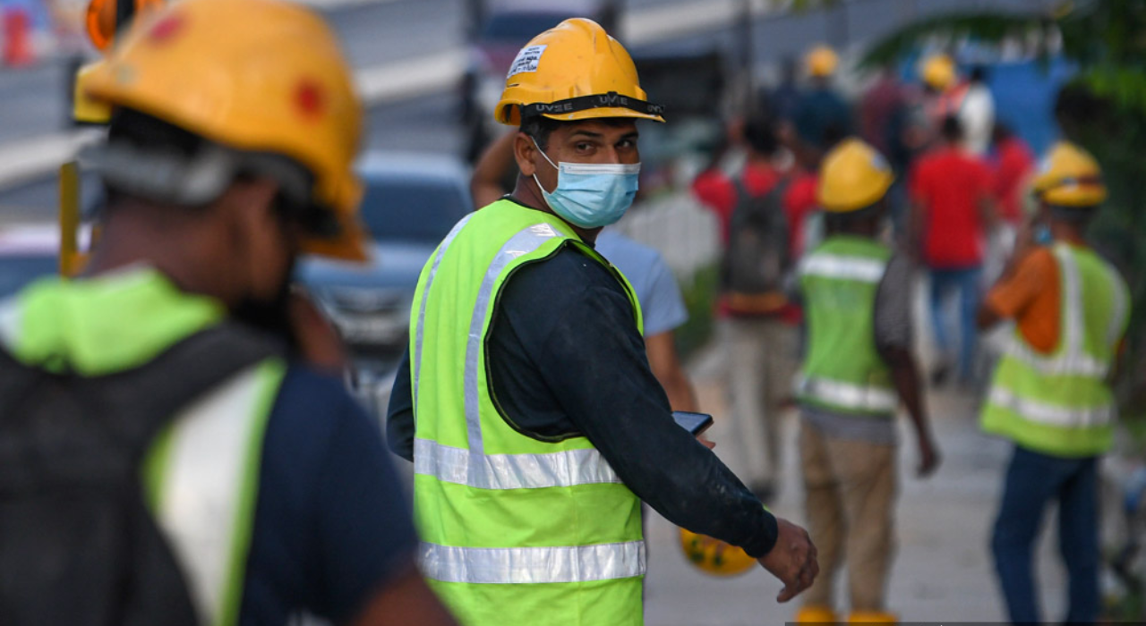 বাংলাদেশ থেকে কর্মী নেবে মালয়েশিয়া
