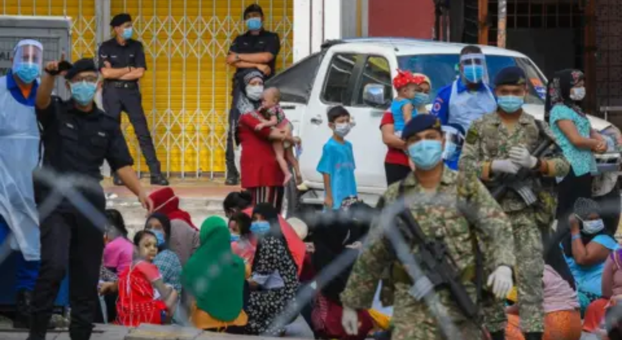 মালয়েশিয়ায় বাংলাদেশিসহ ৮৪৩ অভিবাসী আটক