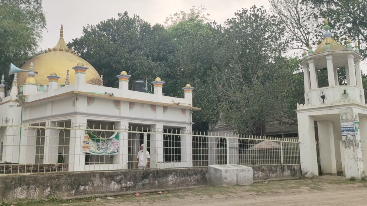 নবীনগরে ২৩০ বছরের পুরোনো দৃষ্টিনন্দন ভূঁইয়া বাড়ি মসজিদ